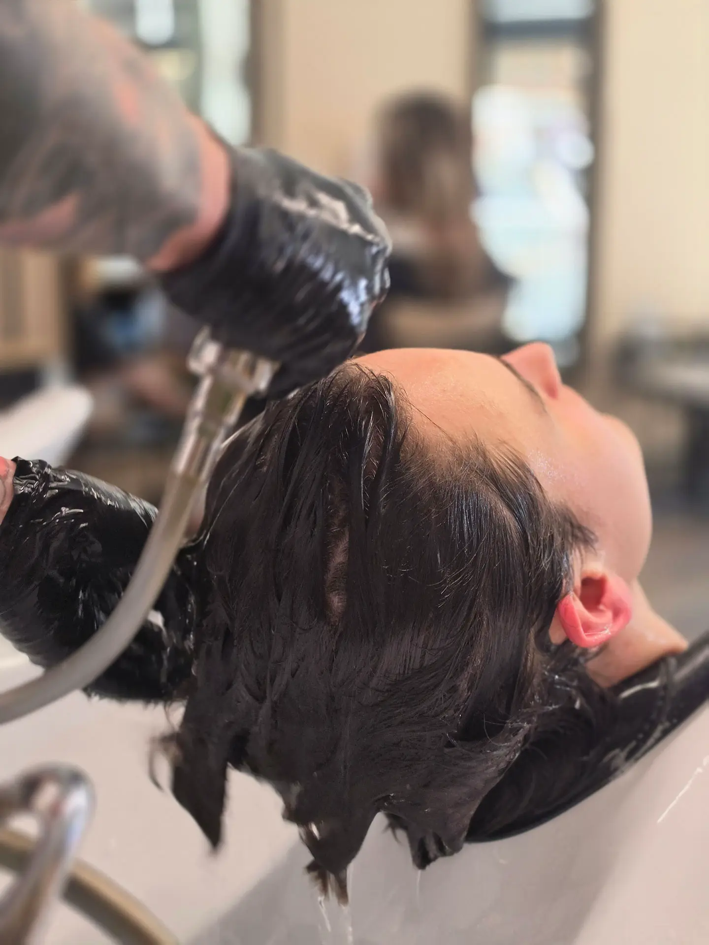 ACE Unterseen Thun Coiffeur La Biosthétique Salon Haarwäsche